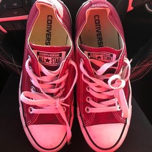 Maroon converse!